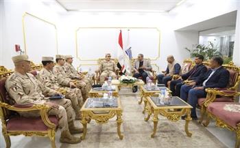 محافظ قنا يستقبل قائد المنطقة الغربية العسكرية لمتابعة معدلات تنفيذ "حياة كريمة"