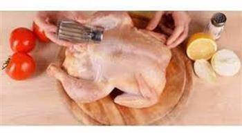 للمبتدئات في المطبخ.. طرق فعالة لإزالة رائحة الزفارة في الدجاج قبل الطهي