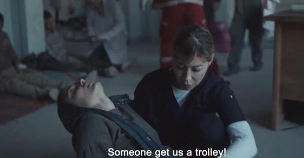 سارة يوسف تطلب مصحف من منة شلبي بعد إصابتها بالقصف في مسلسل "صحاب الأرض"