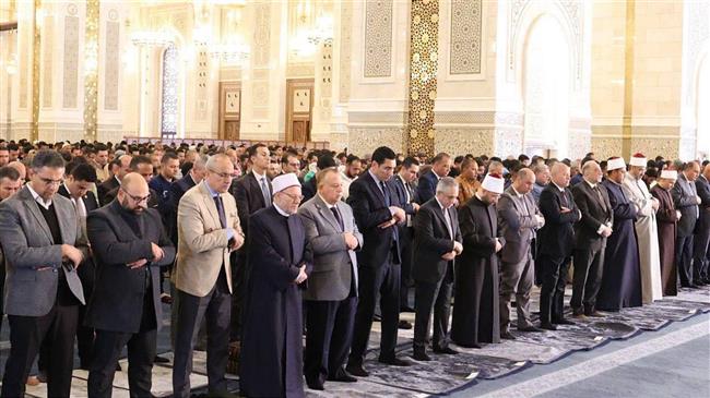 وزراء الأوقاف والعدل والعمل والشباب والرياضة ومحافظ القاهرة يؤدون صلاة الجمعة بمسجد مصر الكبير