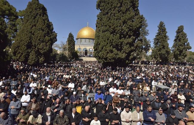 80 ألف مصل يؤدون صلاة الجمعة الأولى من رمضان في المسجد الأقصى