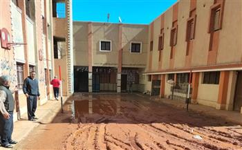 للمرة الثانية.. غرق فناء مدرسة في سوهاج بسبب كسر مفاجئ لماسورة مياه 