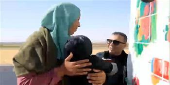 أب يعول أسرته بـ«تروسيكل» في القاهرة.. وعمرو الليثي يجبر بخاطرهم  