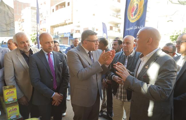 محافظ قنا يتفقد معرض "أهلاً رمضان" بنجع حمادي ويشدد على الالتزام بالأسعار المخفضة