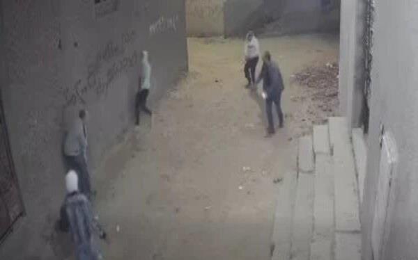 مأساة على طريق العودة من المسجد: أب يتصدى لأعيرة الخرطوش لإنقاذ ابنه.. والطفل يواجه خطر فقدان قدمه