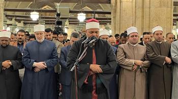 آلاف المصلين يحيون الليلة الثالثة من رمضان في صلاتي العشاء والتراويح بالجامع الأزهر