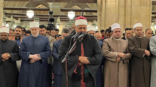 آلاف المصلين يحيون الليلة الثالثة من رمضان في صلاتي العشاء والتراويح بالجامع الأزهر