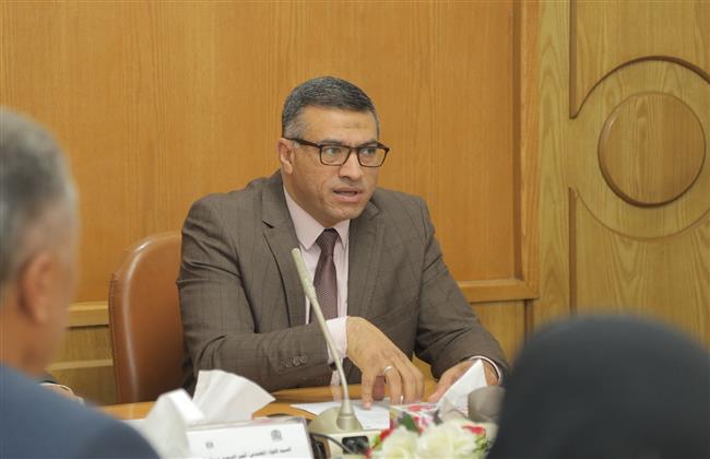 خلال جولته بنجع حمادي.. محافظ قنا يتفقد مجمع شوادر "هو" ويستمع لمطالب التجار