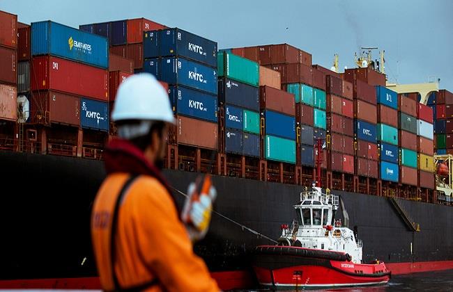 تقرير: سلطنة عُمان تسجل أداء إيجابيًا في التجارة الخارجية خلال العام الماضي