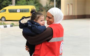 فرق الهلال الأحمر تنتشر في معبر رفح لتقديم الخدمات الإغاثية للدفعة الـ15 من مصابي قطاع غزة