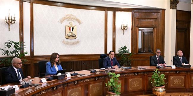 رئيس الوزراء يوجه المحافظين بالعمل جديًا على تعزيز التواصل مع أعضاء الهيئات البرلمانية للمحافظات