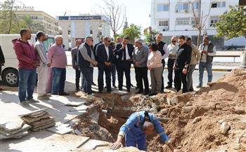 محافظ البحر الأحمر يتفقد كسر خط مياه بالممشى ويوجه بتطوير متكامل للمرافق قبل إعادة الرصف