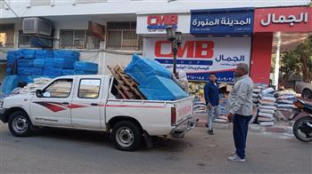 خلال جولة مفاجئة.. محافظ قنا يرصد عددا من المخالفات ويوجه برفع إشغالات المحال التجارية بالمدينة