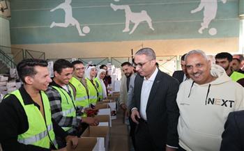 محافظ الجيزة يشارك في تعبئة 10 آلاف كرتونة مواد غذائية لدعم القرى الأكثر احتياجًا