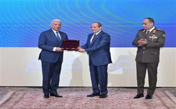 الرئيس السيسي يكرم الفريق أول عبد المجيد صقر ويصدر قرارًا بتعيينه مساعدًا لرئيس الجمهورية