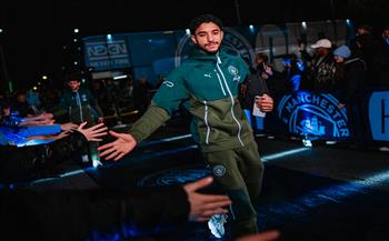 الدوري الإنجليزي.. عمر مرموش يصل مع مانشستر سيتي لمواجهة نيوكاسل