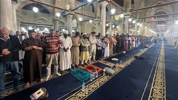 تغشاهم الرحمة.. آلاف المصلين بالجامع الأزهر يحيون الليلة الرابعة من رمضان في صلاتي العشاء والتراويح
