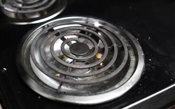 لإزالة دهون الطبخ اليومي في رمضان.. إليكِ أسهل طريقة لتنظيف صواني الموقد