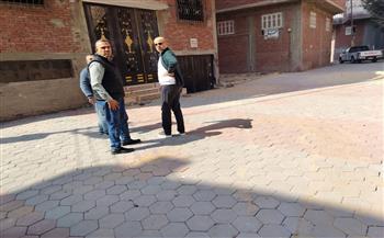 متابعة أعمال رصف وتركيب بلاط الإنترلوك بالشوارع الداخلية ضمن أعمال الخطة الإستثمارية ٢٠٢٥ / ٢٠٢٦ بمدينة القرين