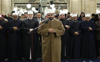 قانتين لله.. آلاف المصلين يحيون الليلة الخامسة من رمضان ويؤدون العشاء والتراويح برحاب الجامع الأزهر