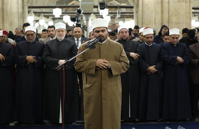 قانتين لله.. آلاف المصلين يحيون الليلة الخامسة من رمضان ويؤدون العشاء والتراويح برحاب الجامع الأزهر