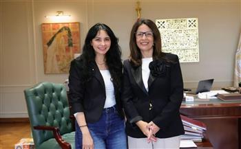 وزيرة الثقافة تبحث مع عازفة الماريمبا نسمة عبد العزيز إطلاق كرنفال «بهجة وبسمة» بالقرى والنجوع 