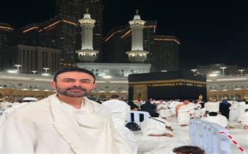 محمد كريم يشارك متابعيه فرحة أداء مناسك العمرة ويستحضر روحانية الحرم الشريف