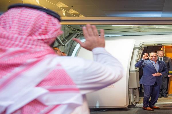 ولي العهد السعودي يصطحب الرئيس السيسي لتوديعه في مطار الملك عبد العزيز الدولي بجدة