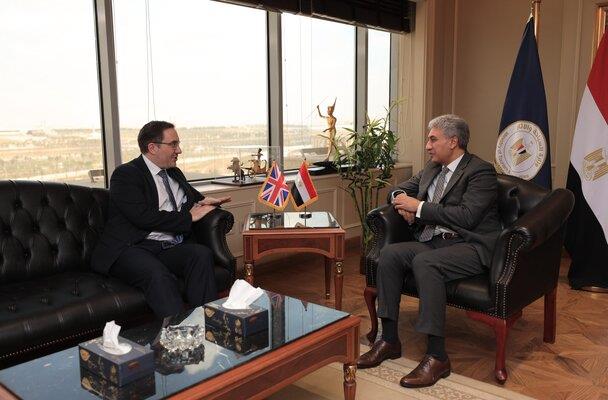 وزير السياحة والآثار يبحث مع سفير المملكة المتحدة بالقاهرة تعزيز التعاون بين البلدين
