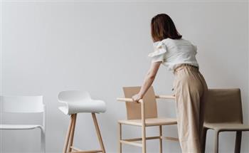 إعادة الكرسي إلى مكانه.. تفصيلة صغيرة تكشف الكثير عن شخصيتك