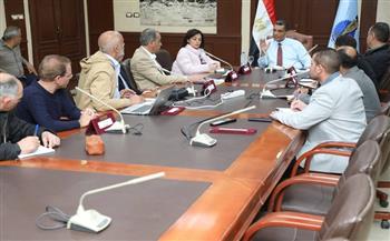 محافظ البحر الأحمر يبحث آليات إحكام السيطرة على مخلفات الهدم والبناء ويؤكد التعامل الحاسم مع المخالفين