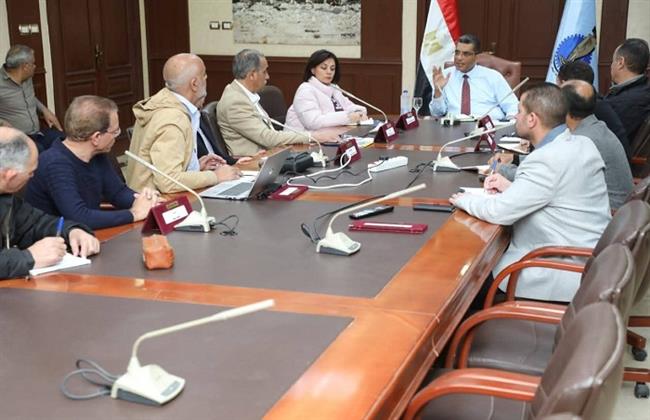 محافظ البحر الأحمر يبحث آليات إحكام السيطرة على مخلفات الهدم والبناء ويؤكد التعامل الحاسم مع المخالفين