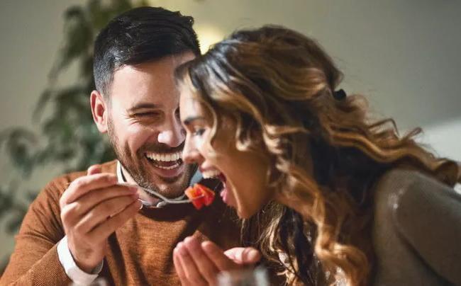 خطوات تزيد من الألفة والمودة في زواجك.. منها التعبير عن مشاعركما بوضوح