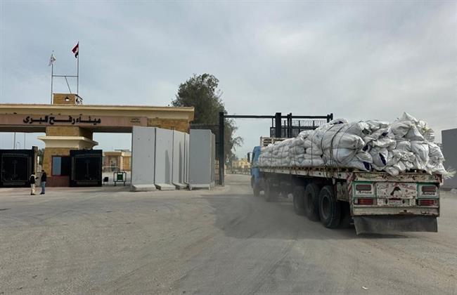 الهلال الأحمر المصري يدفع بأكثر من 180 ألف سلة غذائية ومستلزمات شتوية عبر «زاد العزة» 144