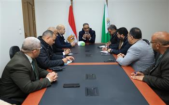 محافظ الجيزة يعقد لقاءً عاجلًا لبحث آليات رفع مستوى النظافة بكرداسة وتحسين كفاءة المنظومة 