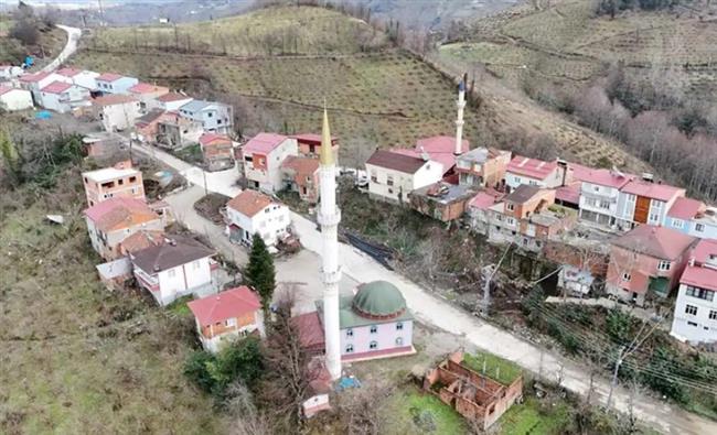 بسبب 7 أمتار.. سكان قرية تركية يفطرون في موعدين مختلفين