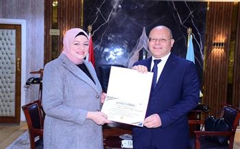 رئيس جامعة سوهاج يكرم نهال المغربي لحصولها على المركز الرابع بجائزة مصر للتميز الحكومي 