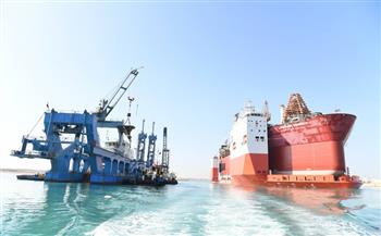 إحدى أكبر سفن حاملات المثقلات في العالم.. قناة السويس تشهد عبور سفينة الغطس "HUA RUI LONG"