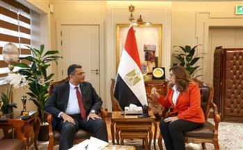 وزيرة التنمية المحلية والبيئة تتابع مع محافظ البحر الأحمر عدداً من الملفات الخدمية والمشروعات التنموية 