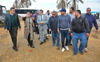 محافظ بورسعيد يتفقد أعمال تطوير ورفع كفاءة مساكن النور بحي الضواحي