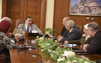 محافظ بورسعيد يعقد اجتماعًا موسعًا مع رؤساء الأحياء لمتابعة عدد من ملفات العمل 