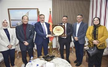 محافظ بورسعيد يستقبل "وفدًا من المديرية المالية" لتلقي التهنئة بمناسبة توليه منصبه الجديد