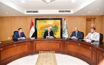 خلال اجتماعه مع الجهاز التنفيذي.. محافظ الفيوم يناقش عددًا من الملفات الحيوية