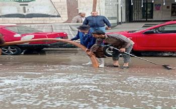 محافظ الشرقية يوجه بالدفع بسيارات شفط وكسح مياه الأمطار وإزالة آثارها من الشوارع الرئيسية بمختلف المراكز 