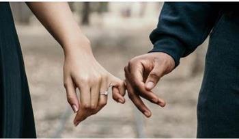 هل يجوز الارتباط في السر دون علم الأهل؟.. أمين الفتوى يجيب