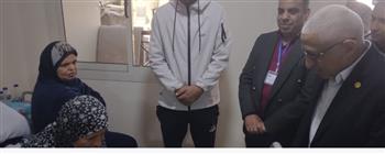 محافظ شمال سيناء يزور الجرحي الفلسطينيين بمستشفى العريش العام