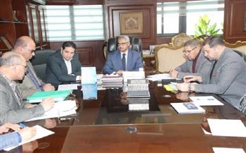 محافظ بني سويف يعقد اجتماعًا لمناقشة الموقف التنفيذي لملف تقنين الأراضي 