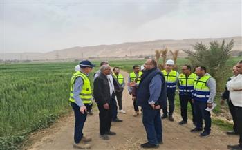رئيس مياه سوهاج يتفقد أعمال تنفيذ مشروعى صرف صحى أولاد عزاز والمنياوى 
