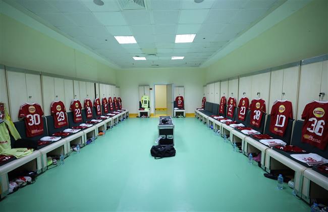 الدوري الممتاز.. قمصان الأهلي تزين ملعب برج العرب قبل مواجهة سموحة