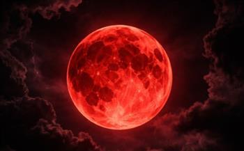 لن يتكرر حتى عام 2029.. "القمر الدموي" يزين السماء خلال أيام